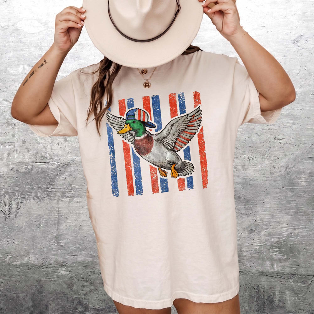 RodyThread Flying Mallard Duck Patriotic 4th Of July Graphic T-Shirt Unisex Men Women Retro Southern Western Aesthetic Cream Cotton Summer Independence Day Waterfowl Hunting Tee Apparel Vintage USA American Flag Country Outdoors Casual Top